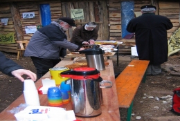 Kaffeestand im Hüttendorf